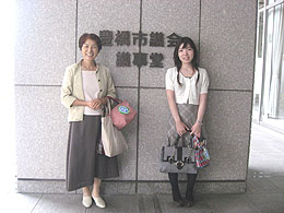 市議会議事堂前にて